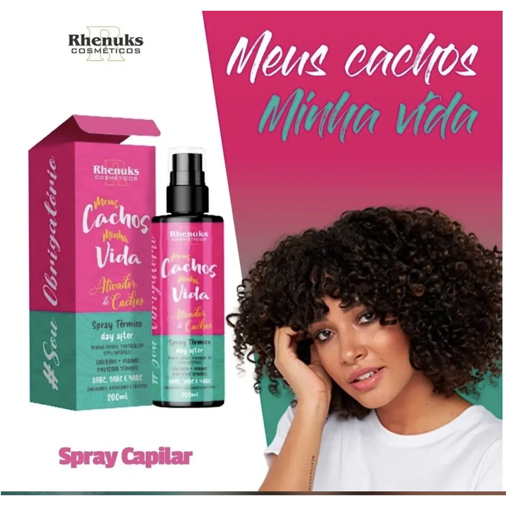 Mulher de cabelo cacheado ao lado do frasco do Ativador de Cachos